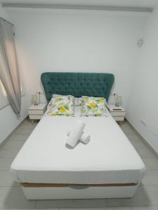 フエンヒロラにあるFUENGIROLA SWEET & BEACHの白いベッド(緑のヘッドボード付)