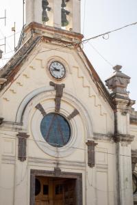 Un edificio con un orologio sopra. di Pula Residence - Via Delle Rose a Pula