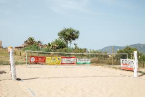 una cancha de voleibol con red de voleibol en Pula Residence - Via Delle Rose en Pula