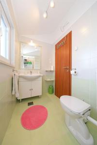 Et badeværelse på Apartments Josip