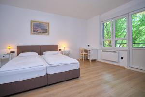 Posteľ alebo postele v izbe v ubytovaní Bacci Central 2-Bedroom Apartment by Litto