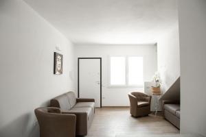 a living room with a couch and two chairs at Pula Residence - Via Delle Rose in Pula