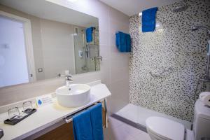 Kúpeľňa v ubytovaní Servatur Waikiki