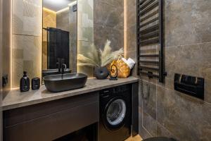 利維夫的住宿－Romari ВІП апартаменти Оперний театр，一间带水槽和洗衣机的浴室