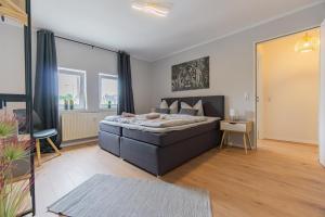ein Schlafzimmer mit einem großen Bett in einem Zimmer in der Unterkunft Spreewald-Apartment, 75qm, 2 Schlafzimmer, Tiefgarage, Balkon, Netflix, Waschtrockner in Cottbus