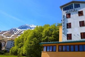 ein Hotelgebäude mit einem Berg im Hintergrund in der Unterkunft Hotel Gran Sasso in Prati di Tivo