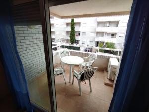 奧羅佩薩德爾馬的住宿－Apartamento LAIA，阳台配有桌椅,享有风景。