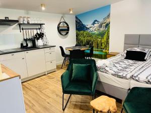WRZOS resort & wellness **** DOMKI CAŁOROCZNE的厨房或小厨房