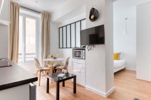 uma sala de estar com uma cozinha e uma sala de jantar em New Large Studio in the Heart of Paris 12 em Paris