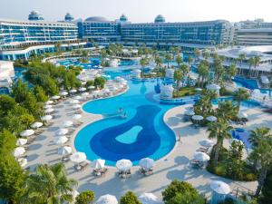 een luchtzicht op het zwembad van het resort bij Sueno Hotels Deluxe Belek in Belek