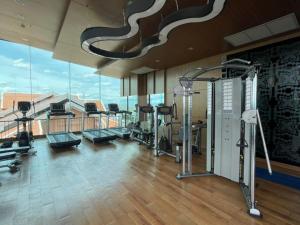 Fitness centrum a/nebo fitness zařízení v ubytování The Astra Suites Condo