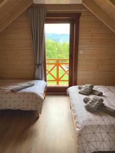 Una cama o camas en una habitación de Domki pod Czarną Górą