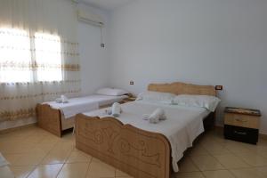 Ένα ή περισσότερα κρεβάτια σε δωμάτιο στο Vila Osmanaj