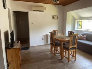 Televízia a/alebo spoločenská miestnosť v ubytovaní Jasmin Apartman