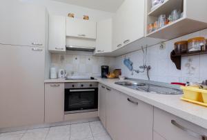 Kuchyňa alebo kuchynka v ubytovaní Apartments Tugomila