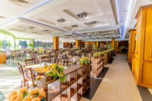 Reštaurácia alebo iné gastronomické zariadenie v ubytovaní Izola Paradise Hotel - All Inclusive