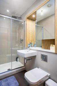 a bathroom with a toilet and a sink and a shower at 10080 Luxury Apartment near Luton town Mall in Luton