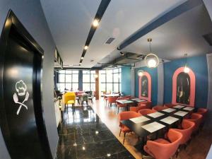 - un restaurant avec des tables et des chaises dans une salle dans l'établissement HOTEL BRAXTON, à Bulqizë