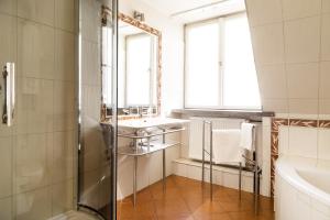 Ένα μπάνιο στο 2 Bedroom Apartment, Heart of Krakow Tomasza st