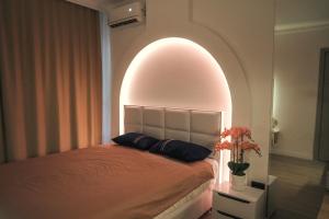 una camera da letto con un letto ad arco di Casa Al Mare Premium Residences a Rafailovici