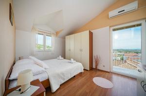 Postel nebo postele na pokoji v ubytování Apartments Zinfandel Vodice