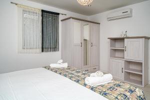 Postel nebo postele na pokoji v ubytování Apartments Zinfandel Vodice