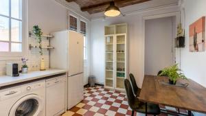Kuchyňa alebo kuchynka v ubytovaní 21PER1020 - Cozy apartment in Vila de Gracia