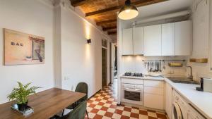 Kuchyňa alebo kuchynka v ubytovaní 21PER1020 - Cozy apartment in Vila de Gracia