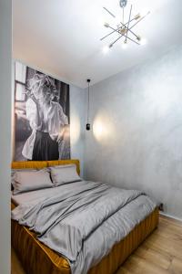 利維夫的住宿－Romari ВІП апартаменти Оперний театр，一间卧室配有一张壁画床