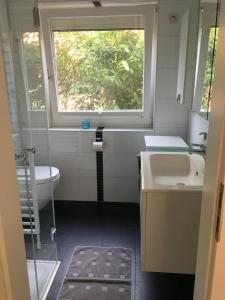 baño con lavabo y ventana en Ostsee-Entspannung, FeWo direkt am Meer, en Schönberger Strand