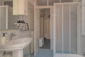 A bathroom at Rivierarent Casa Iolanda