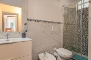 A bathroom at Rivierarent Casa Iolanda