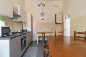 A kitchen or kitchenette at Rivierarent Casa Iolanda