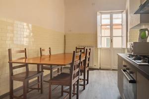 A kitchen or kitchenette at Rivierarent Casa Iolanda