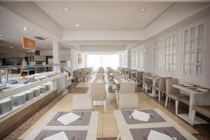 Reštaurácia alebo iné gastronomické zariadenie v ubytovaní Servatur Waikiki