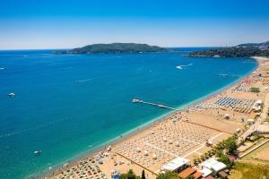 una vista aerea su una spiaggia con ombrelloni e sull'oceano di Casa Al Mare Premium Residences a Rafailovici