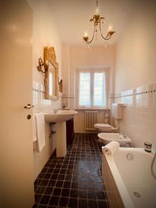 a bathroom with a sink and a tub and a toilet at Appartamento Paolo & Francesca in Verucchio