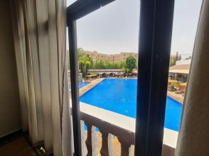 una finestra con vista sulla piscina di Targafit Hotel & Hammam a Marrakech