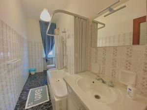 bagno con lavandino, servizi igienici e specchio di Guest House Service - Modugno a Modugno