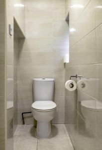 a bathroom with a white toilet and a sink at 090 Luxury 1 bedroom flat near Luton Town and station in Luton