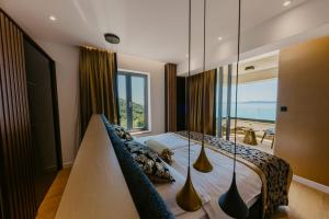 Posteľ alebo postele v izbe v ubytovaní Villa Bloomhill Escape + 37 fotografií