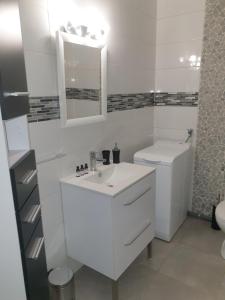 une salle de bain blanche avec un lavabo et des toilettes dans l'établissement Beau studio / Clim / Parking / Plage à 200 m, à San-Martino-di-Lota 15 autres photos
