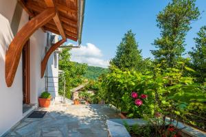 einen Blick vom Balkon eines Hauses mit Blumen in der Unterkunft Άλυσσος suites in Tsagkarada