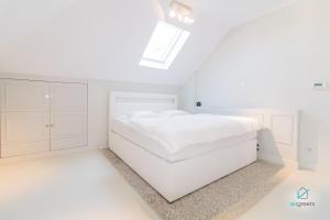 Postel nebo postele na pokoji v ubytování MODERN, MINIMALIST FLAT IN VIENNA