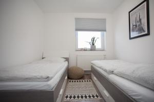 1 dormitorio con 2 camas y ventana en TalBlick en Winterberg