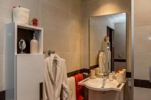 a bathroom with a sink and a mirror at ZENAO MONTREUIL- Croix de Chavaux in Montreuil