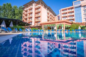 Bazén v ubytovaní Izola Paradise Hotel - All Inclusive alebo v jeho blízkosti