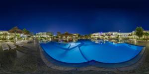 Bazén v ubytování Cataract Resort & Aqua Park Naama Bay nebo v jeho okolí