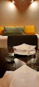 uma mesa com um prato e dois copos em Aparts Merkaba em El Chaltén