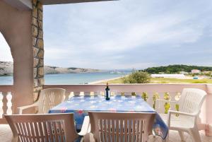 einen Tisch auf einem Balkon mit Meerblick in der Unterkunft Apartments Albina in Lopar